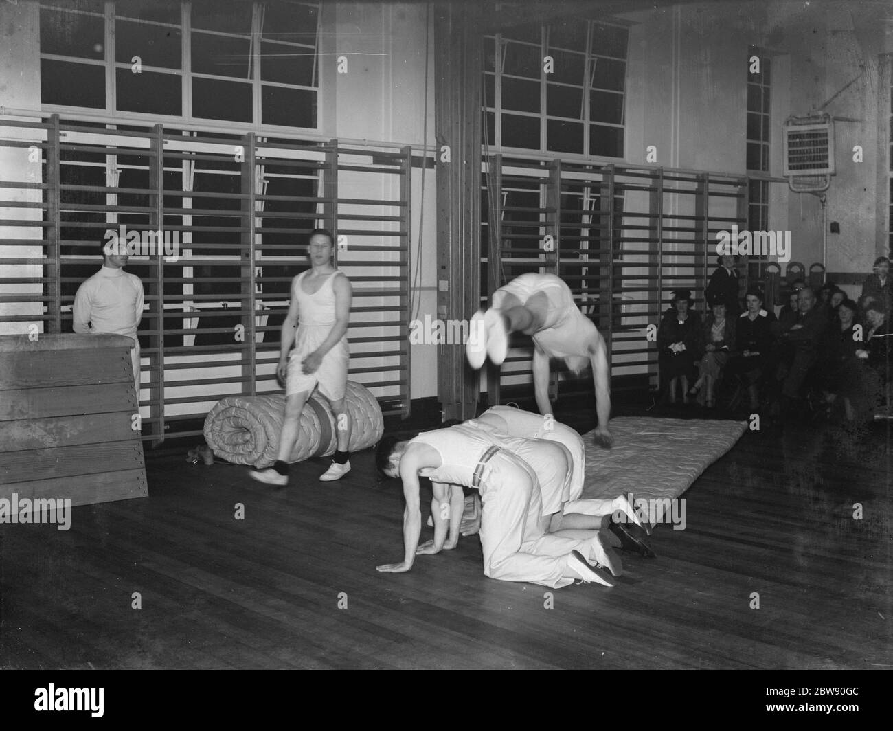 Démonstration de gymnastique par des garçons à l'école technique de Dartford dans le Kent . 1937 Banque D'Images