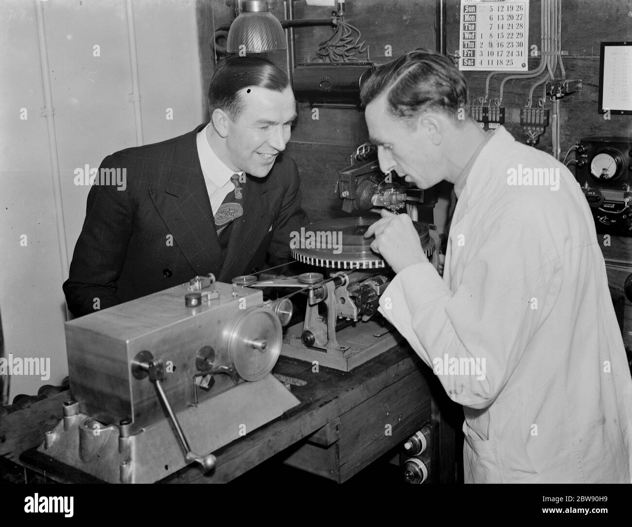 M. Albert Deering avec M. Robinson Cleaver , le célèbre organiste du cinéma , enregistrement de disques . 1939 Banque D'Images