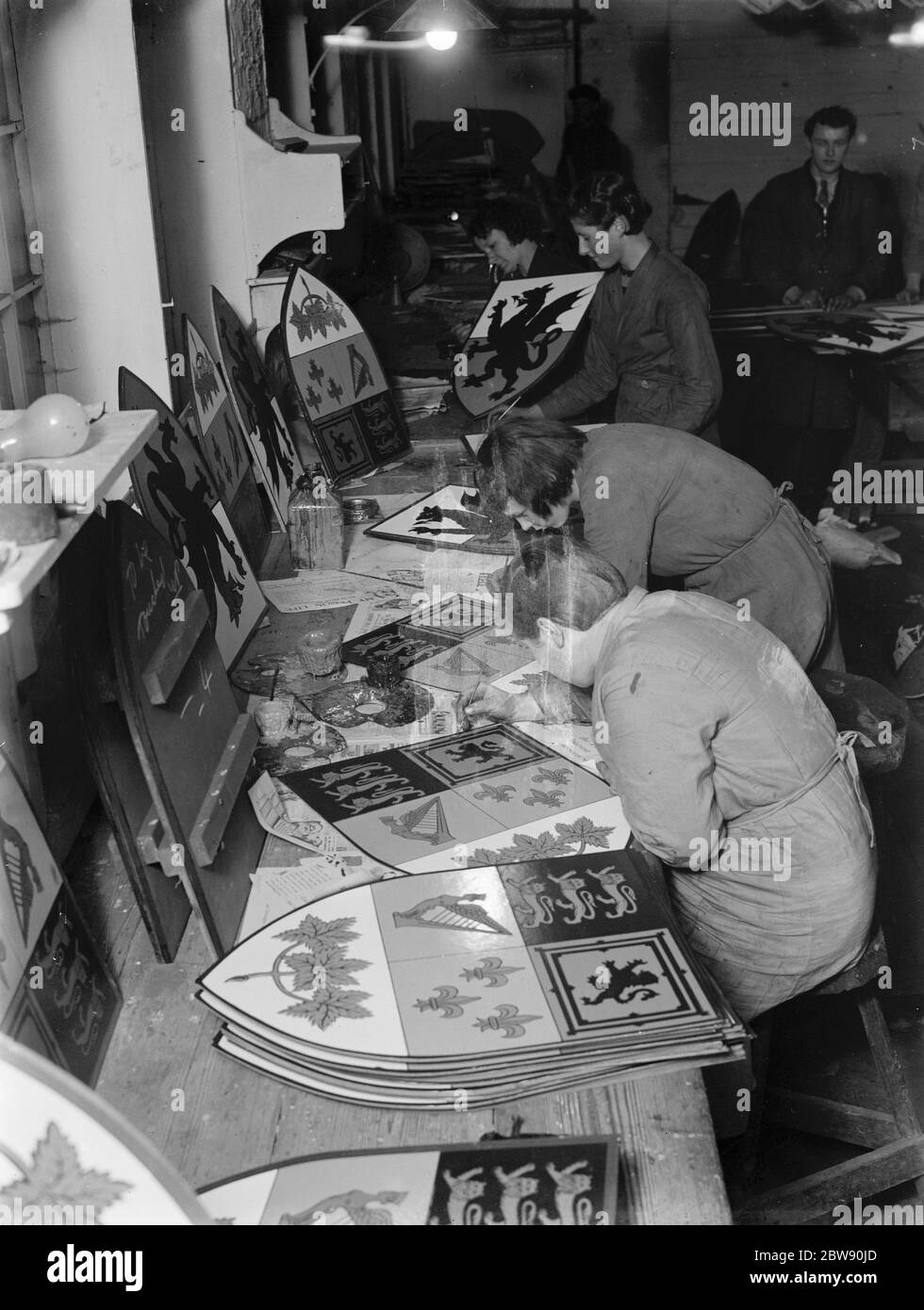 Couronnement et boucliers et swastikas dart étant faits à la main . 1937 Banque D'Images