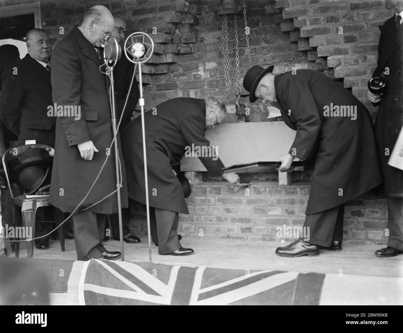 Sir Kingsley Wood pose la pierre de fondation à la nouvelle maison d'infirmières , à l'hôpital Memorial de Shootershill . 1939 Banque D'Images