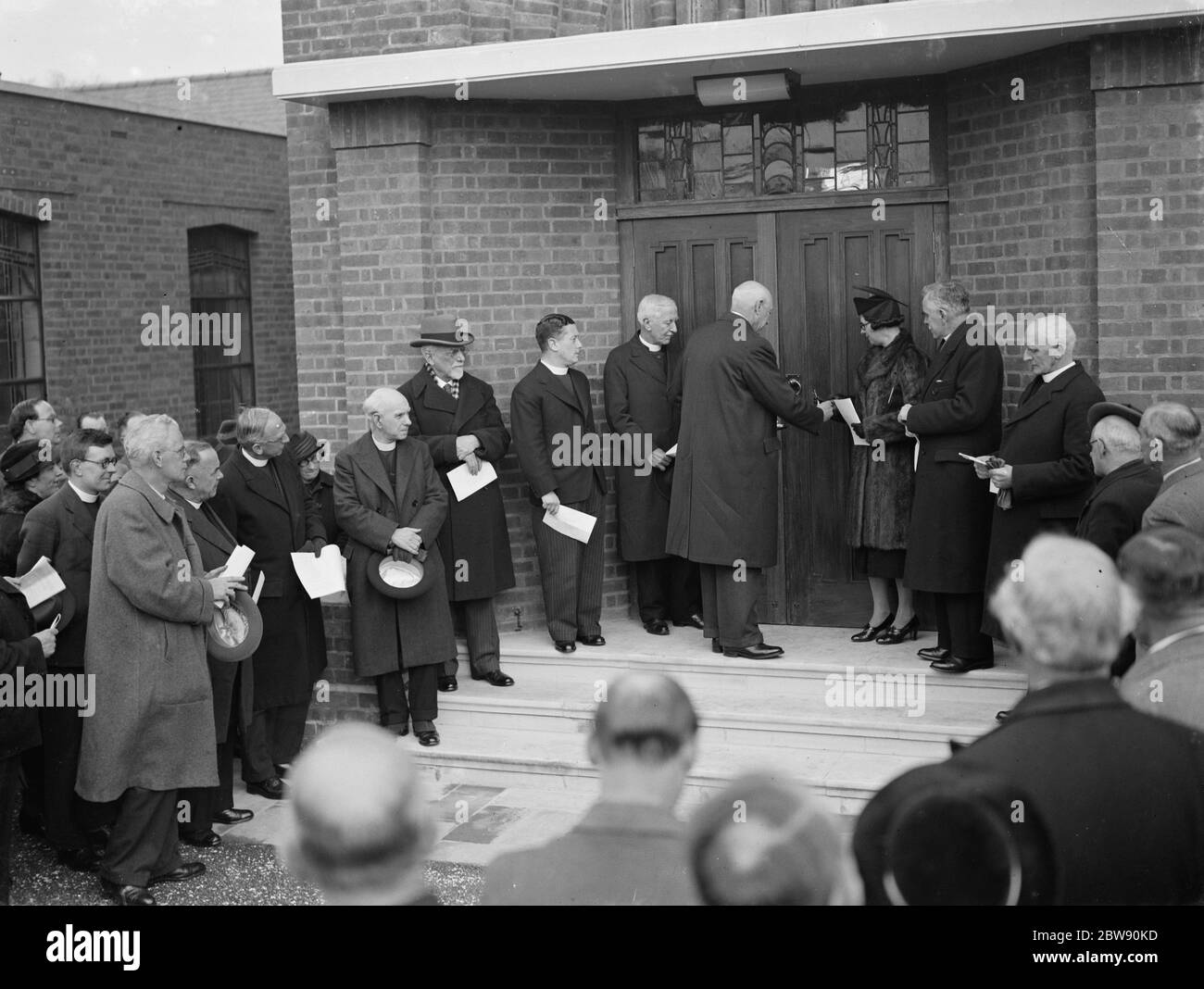 Mme Clements recevant des clés à Byfleet , Surrey . 1er mars 1939 Banque D'Images