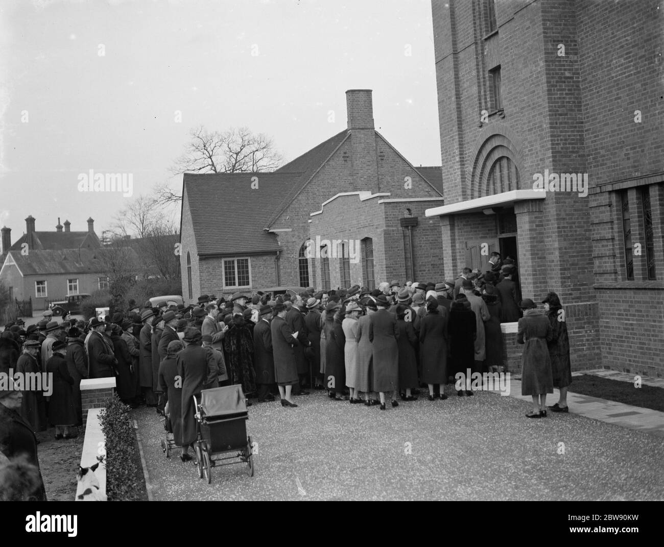 Congrégation entrant dans l'église , Byfleet , Surrey . 1er mars 1939 Banque D'Images