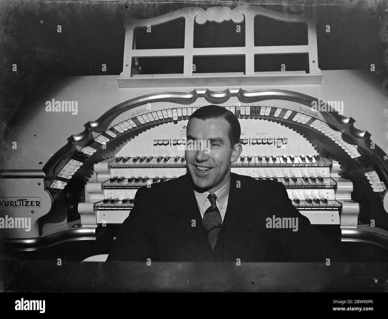 M. Robinson Cleaver , le célèbre organiste du cinéma , posant à son orgue . 1939 Banque D'Images