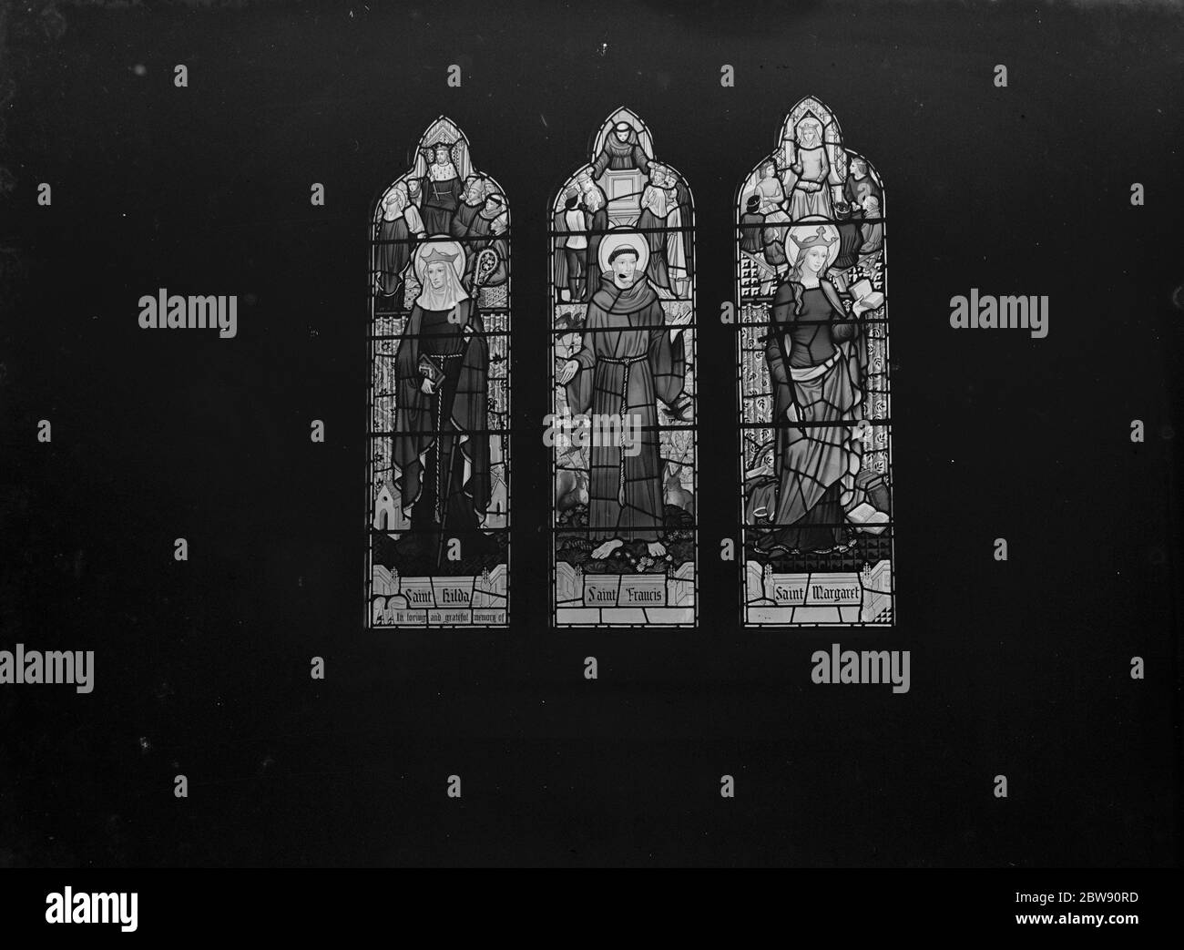 Vitraux de taches à l'église de la Sainte Trinité à Eltham , Londres . Les trois saints représentés sont de gauche à droite : Saint Hilda , Saint Francis et Saint Margaret . 4 février 1939 Banque D'Images