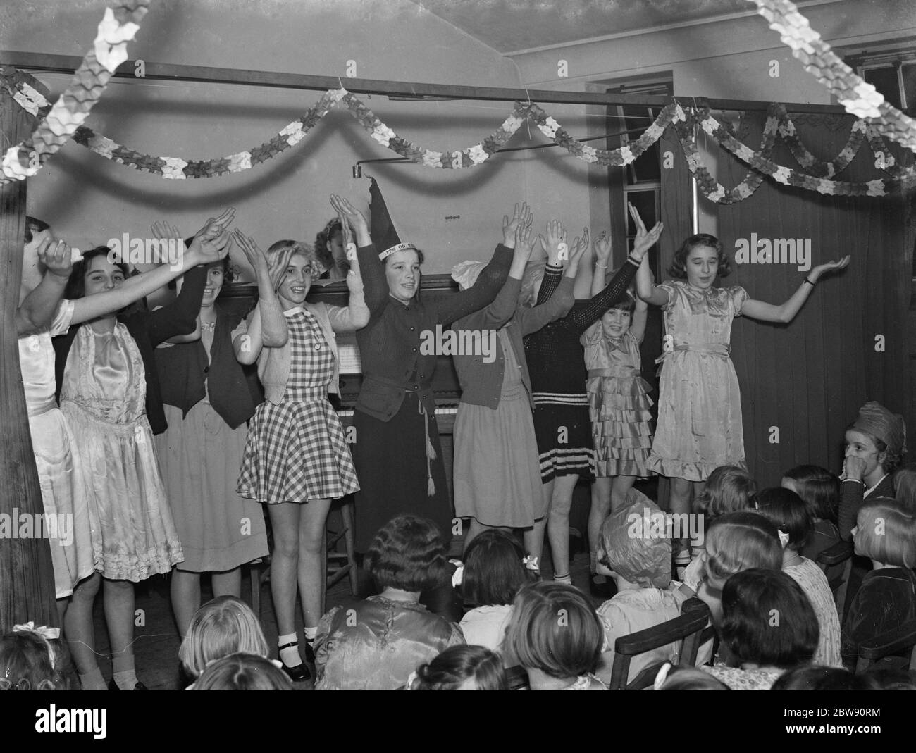 Les enfants de la fête des Fellows Odd de Chislehurst faisant ' l'arbre de Chestnut ' . 1939 . Banque D'Images