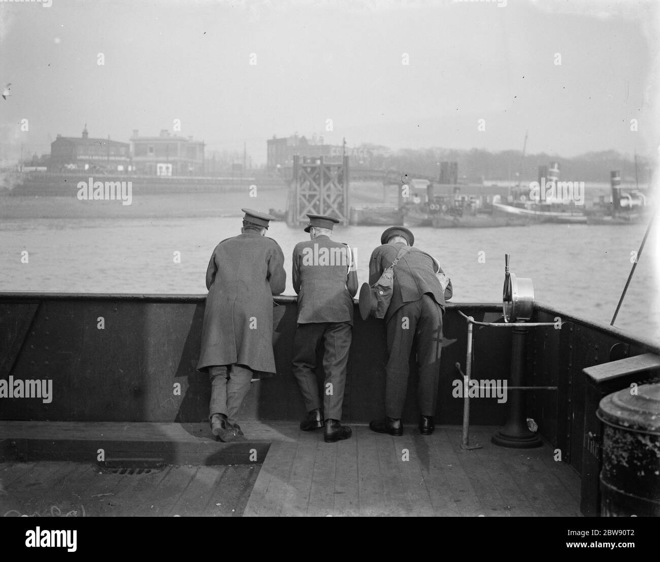 En se penchée sur le train sur le pont d'un ferry de Woolwich . 1939 Banque D'Images