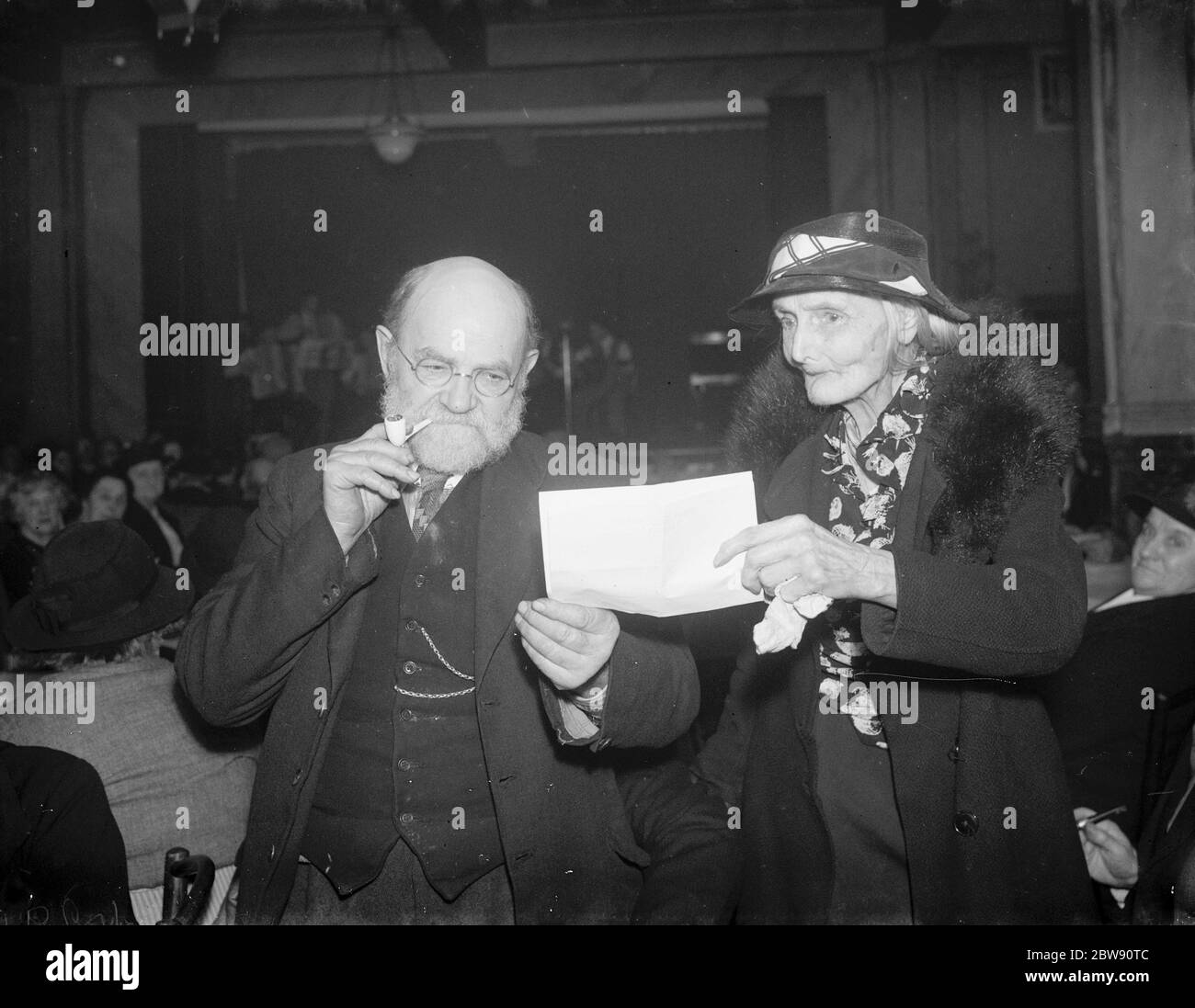 M. Thurston et Mme M Wood lisant un télégramme à une vieille fête de gens à Crayford , Kent . 1939 . Banque D'Images