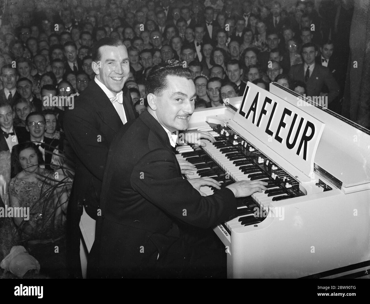 Le ballon de fan à Woolwich , Londres . Reginald Dixon (à droite) et Robinson Clever (à gauche) à l'orgue . 1939 . Banque D'Images