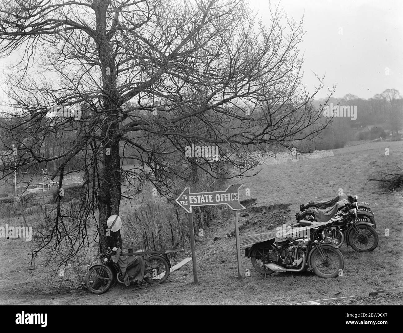 Les constructeurs de motos garées devant le bureau de la propriété . 1937 Banque D'Images