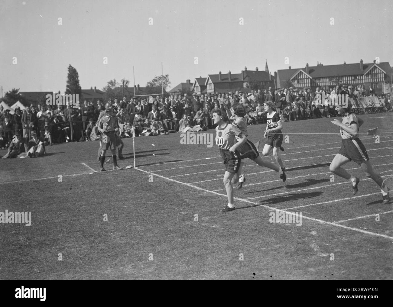 L'événement sportif polytechnique de Woolwich . La finition du tiret de la Dame de 100 yard . 1939 Banque D'Images