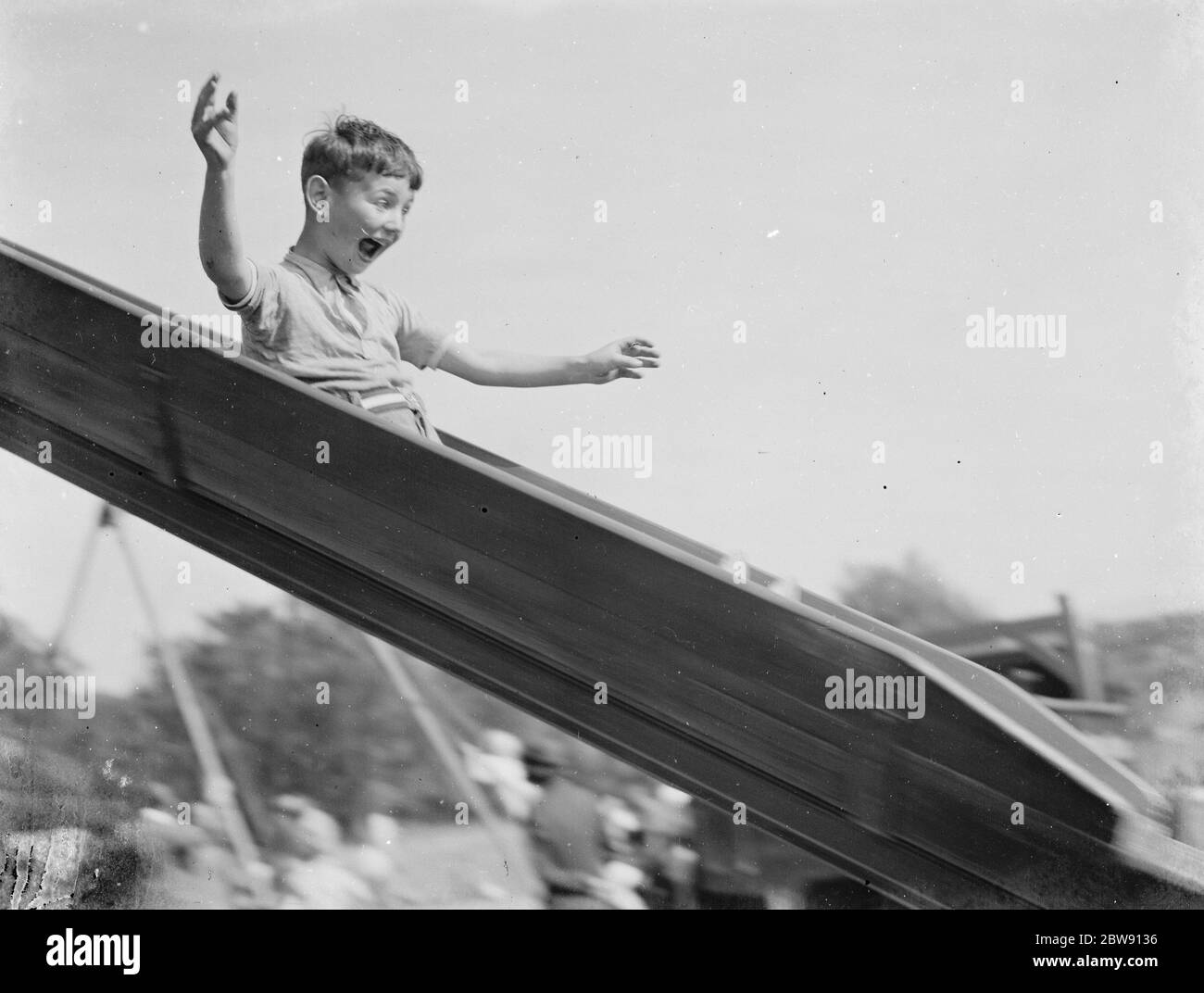 Un jeune garçon sur un toboggan à Dartford , Kent . 1939 . Banque D'Images