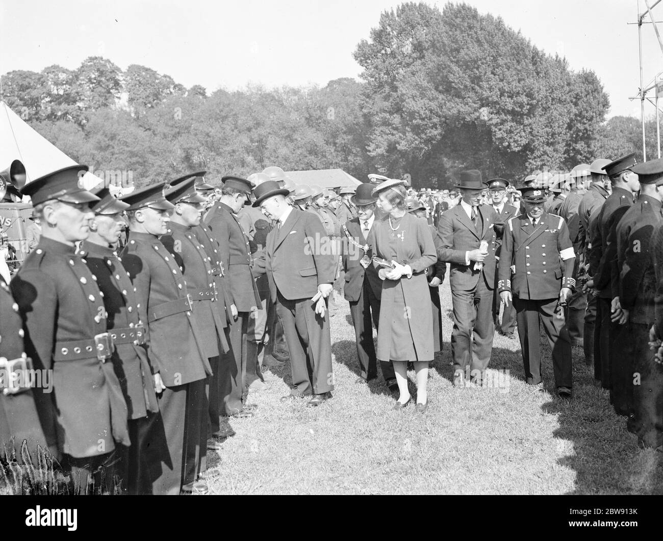 Le tournoi de la brigade nationale de pompiers . Les pompiers de Dartford sont à l'attention pendant l'inspection . 1939 Banque D'Images