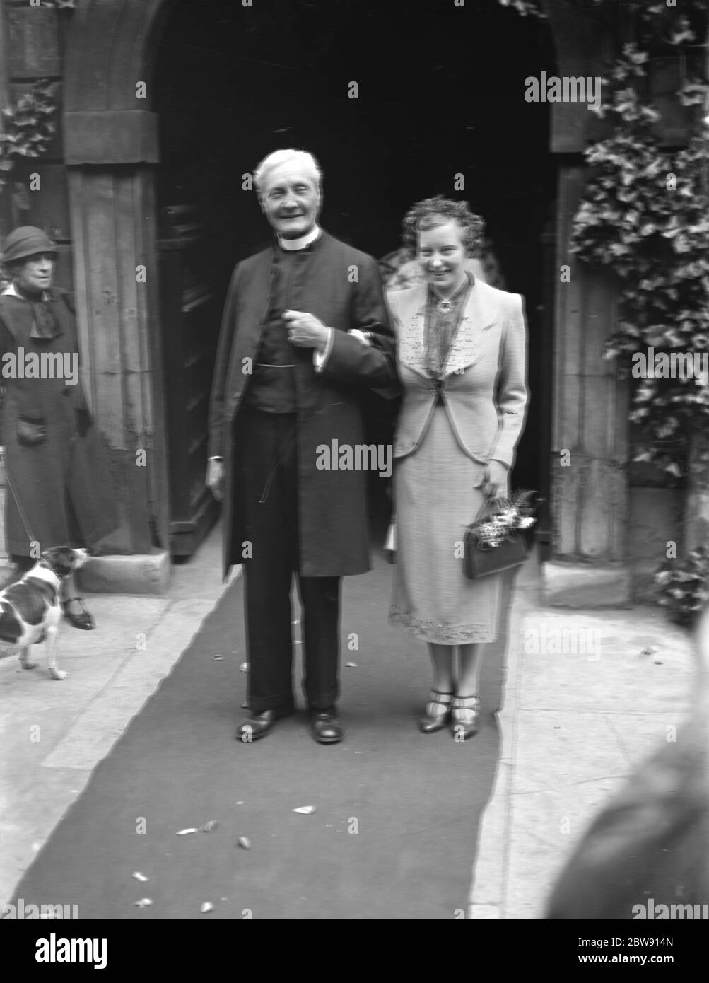 Le mariage du révérend F Wiltshire et de Mlle K Goudie . La mariée et le marié . 16 juin 1937 Banque D'Images