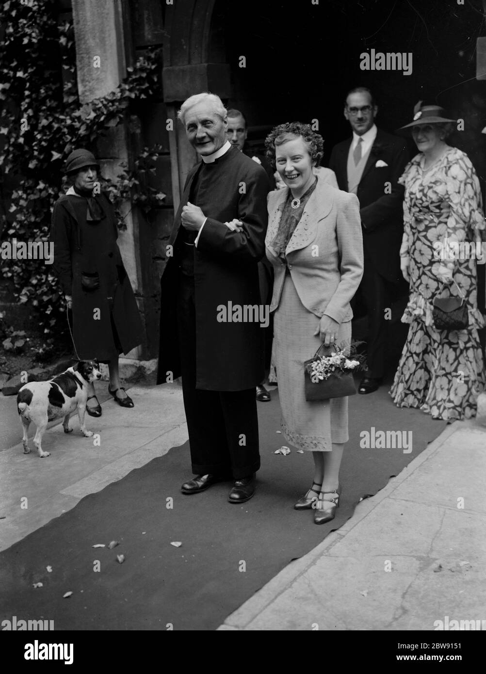 Le mariage du révérend F Wiltshire et de Mlle K Goudie . La mariée et le marié . 16 juin 1937 Banque D'Images