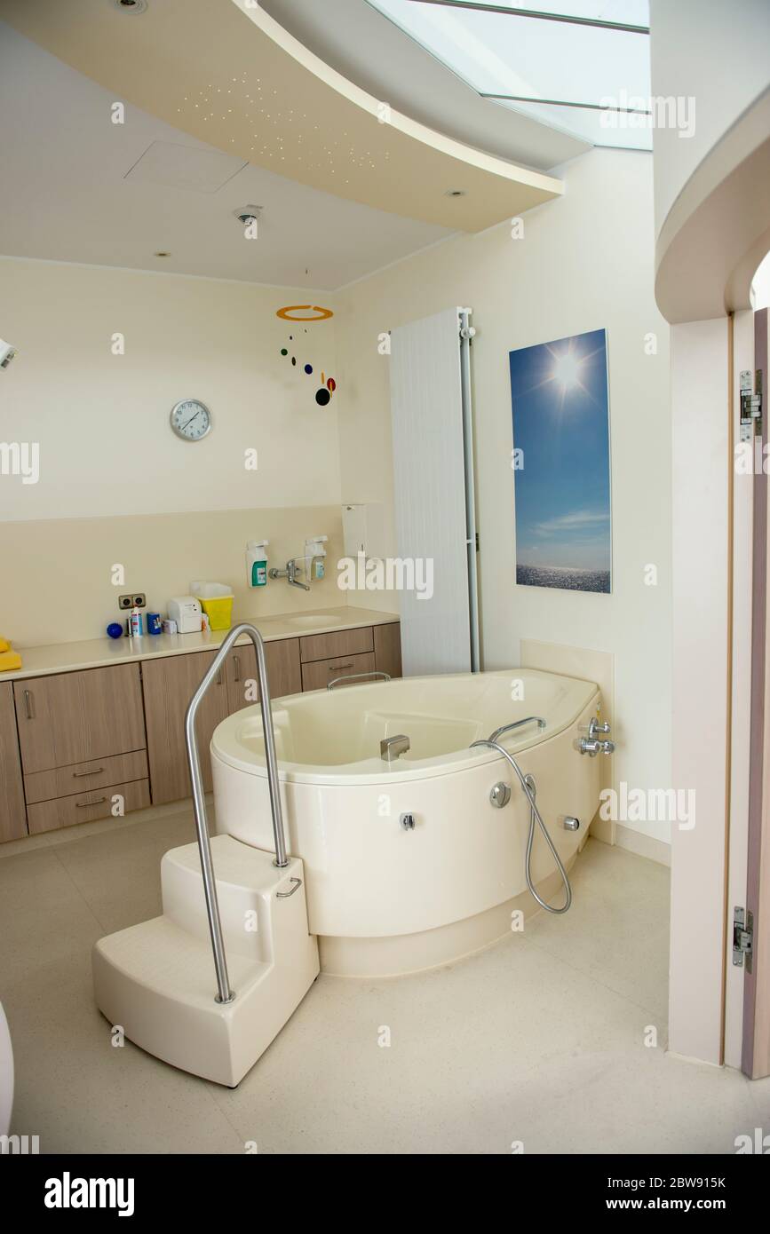 Maternité dans un hôpital avec un bain pour la naissance dans l'eau Banque D'Images