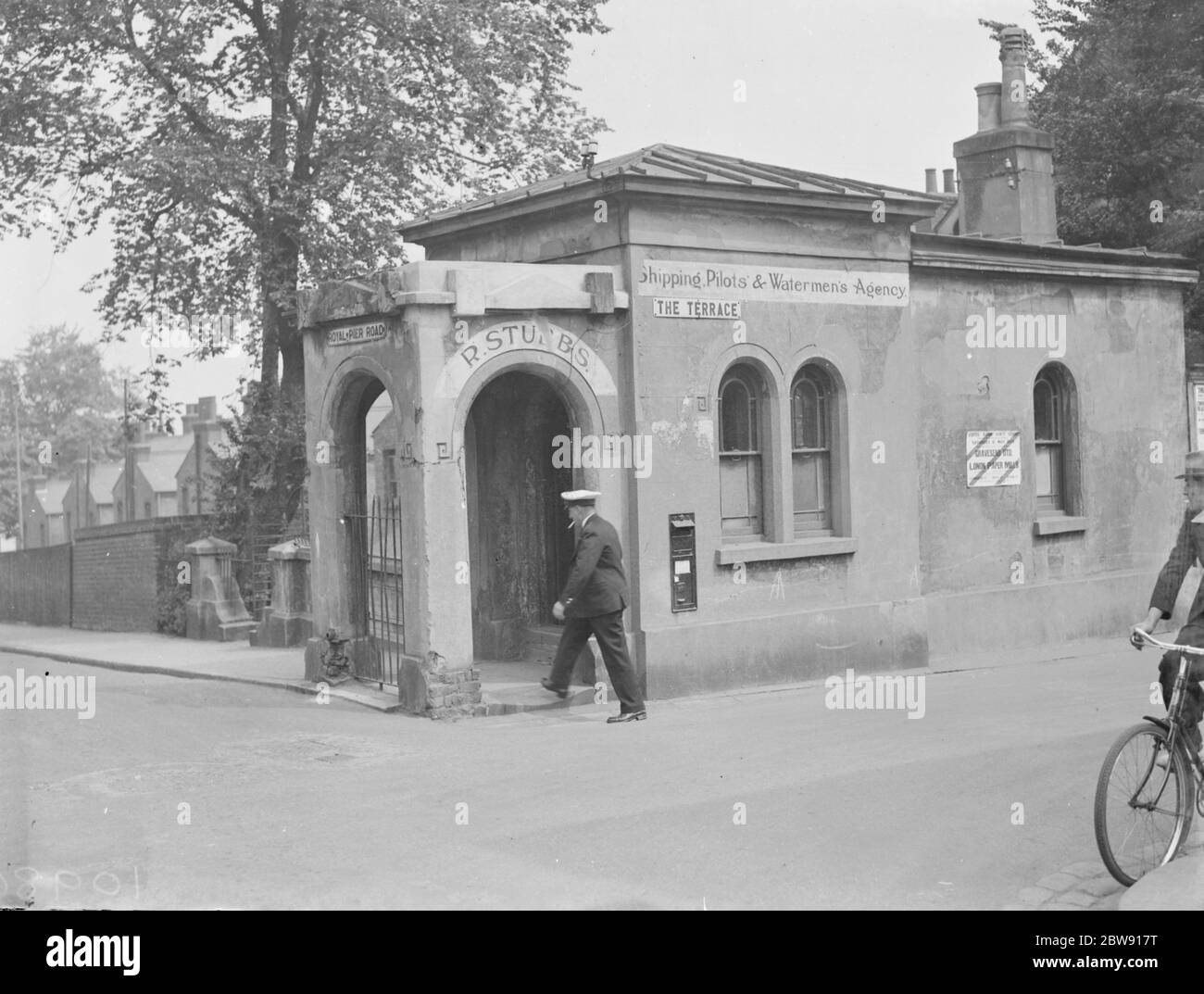 L'entrée d'un bâtiment qui est une agence de transport maritime , pilotes et nautiques sur le chemin Royal Pier à Gravesend , Kent . 1939 Banque D'Images