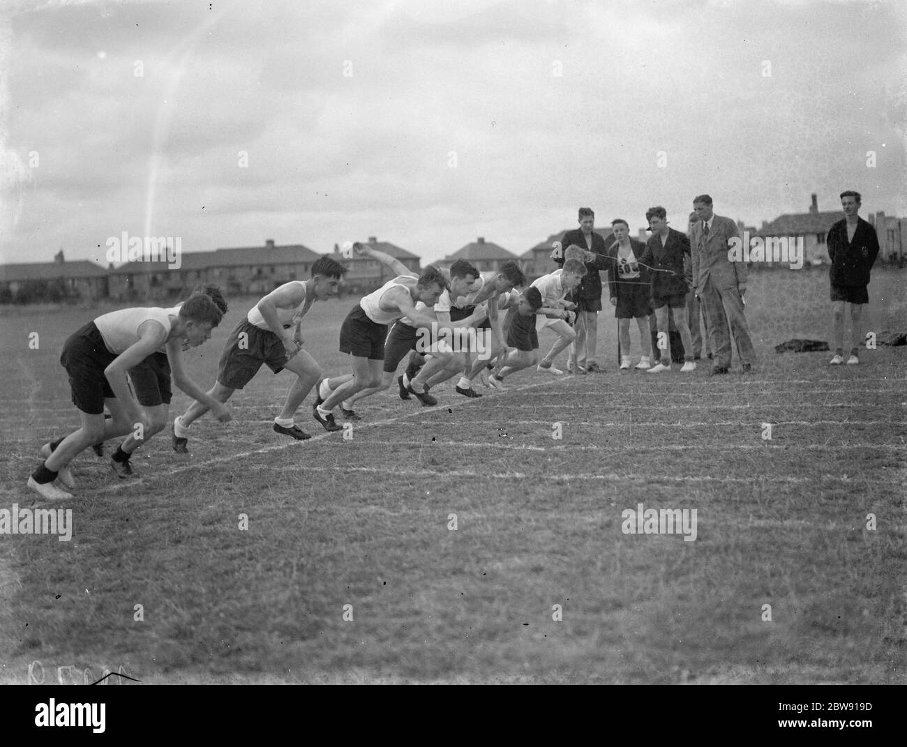 Journée sportive au collège technique de Dartford dans le Kent . Le début des 440 yards . 1939 Banque D'Images