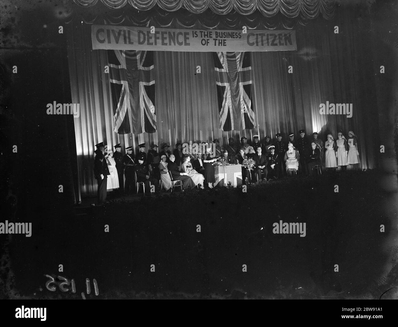 Tableaux nationaux au Plaza Cinema à Blackfen , Londres . La bannière lit : ' la défense civile est l'affaire du citoyen ' . 1939 Banque D'Images