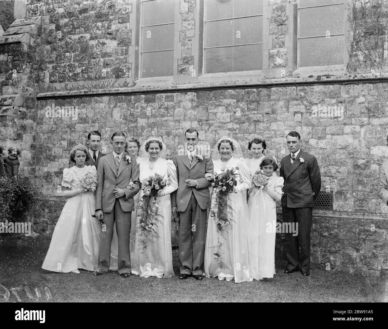 Le double mariage des sœurs du Bois à Mottingham , Kent . Mme Molly Kathleen Wood avec M. Cyril Leonard Andrew et Mme Joyce Margaret Wood avec M. John Oliver Staples . 1939 Banque D'Images