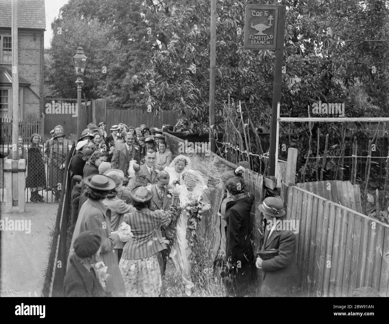 Le double mariage des sœurs du Bois à Mottingham , Kent . Mme Molly Kathleen Wood avec M. Cyril Leonard Andrew et Mme Joyce Margaret Wood avec M. John Oliver Staples . 1939 Banque D'Images