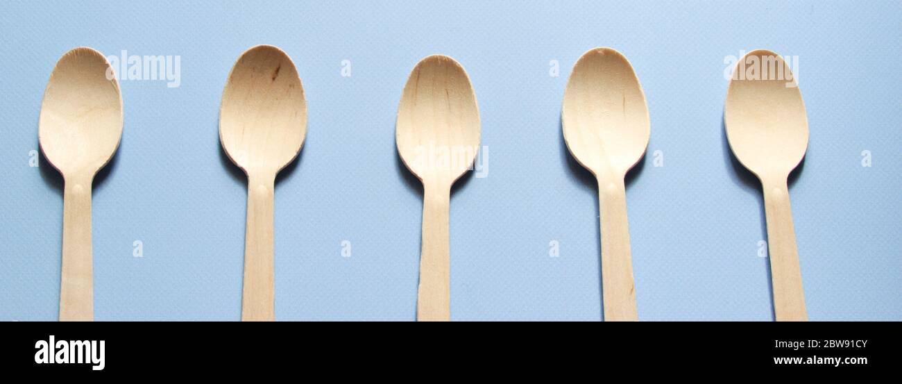 Les cuillères sont disposées en rangée. Vaisselle écologique en bois. Banque D'Images