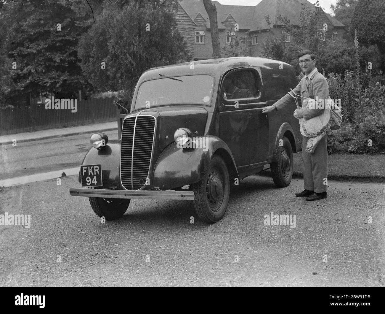 M. R L G Ford , entomologiste de terrain , se rendre à son mobile labratoire . 1939 Banque D'Images