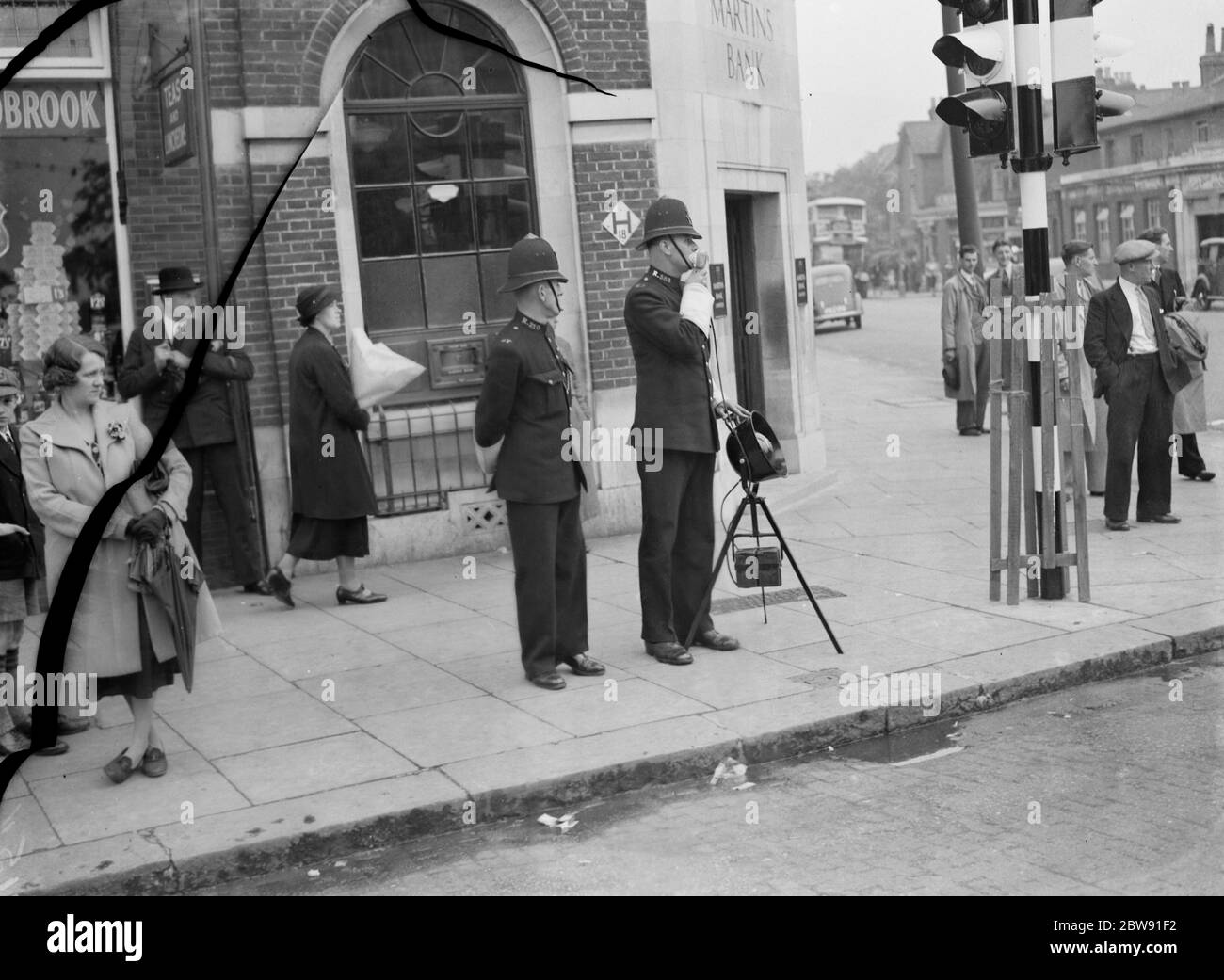 Un policier utilisant un haut-parleur sur la High Street à Eltham , Londres . 1939 Banque D'Images