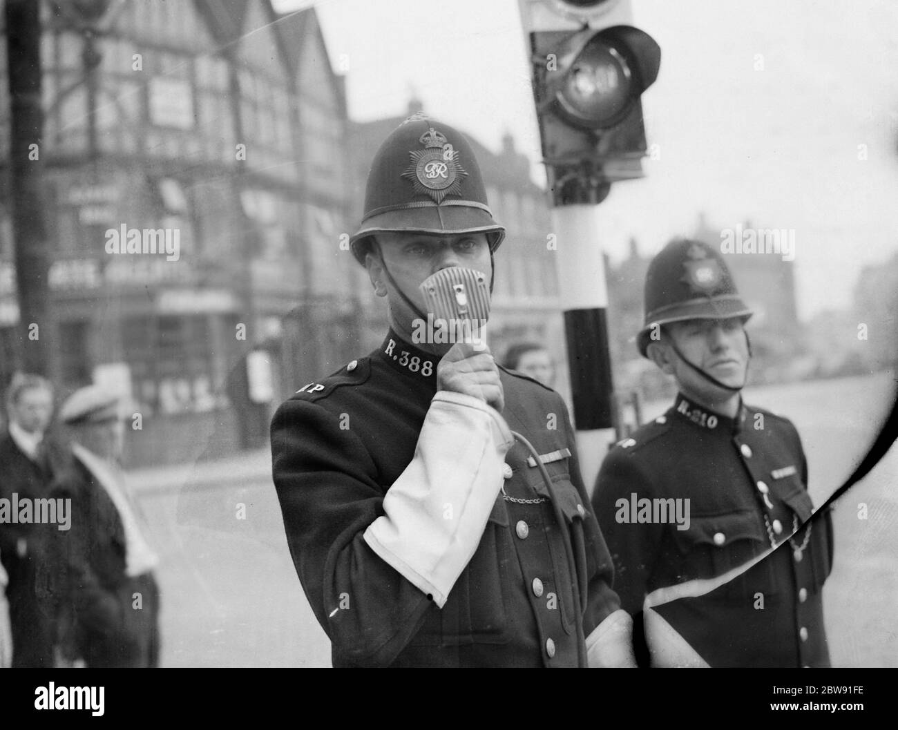 Un policier utilisant un haut-parleur sur la High Street à Eltham , Londres . 1939 Banque D'Images