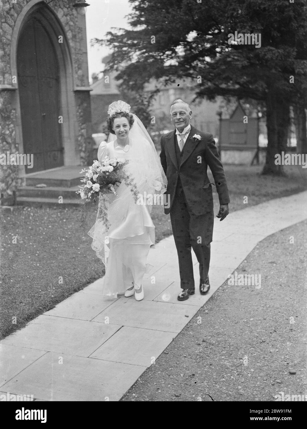 Le mariage de M. Lewis W Jackson et de Mlle D M Allen . La mariée et son père . 1939 Banque D'Images