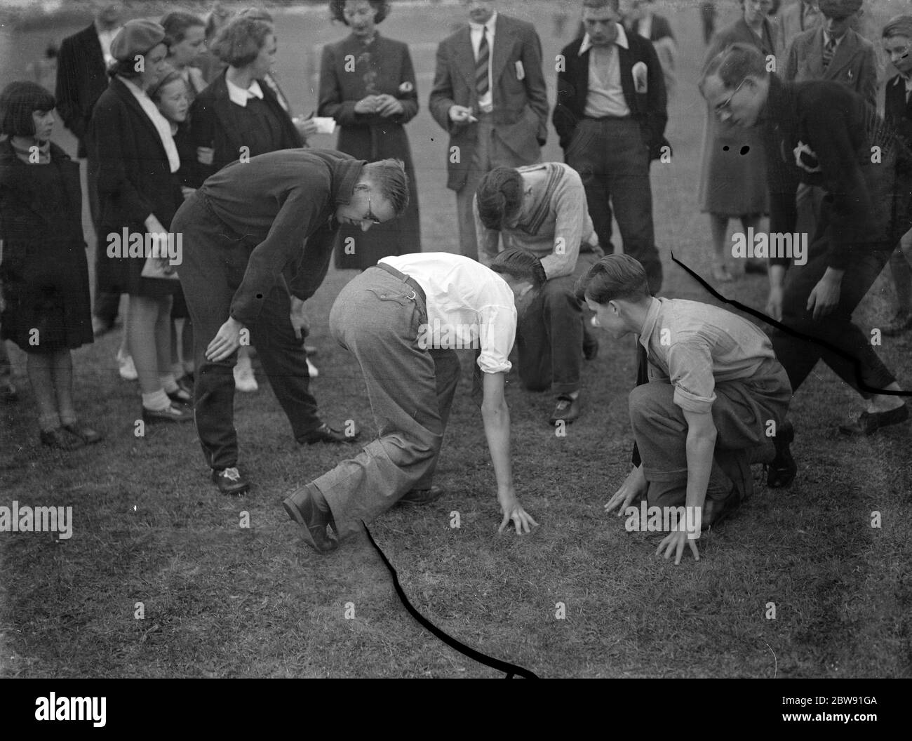Sydney Wooderson , le grand coureur de fond britannique et détenteur du record du monde du mile , enseigne aux garçons la technique de démarrage de sprint . 1939 Banque D'Images