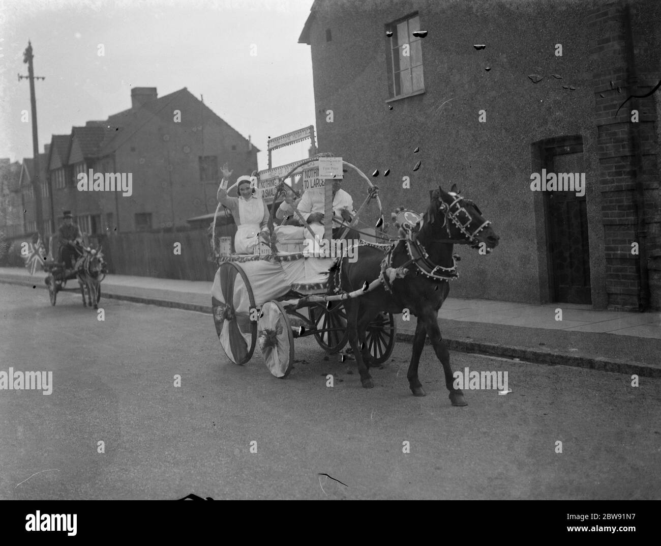 Des infirmières de l'hôpital Livingstone défilent dans la rue sur un chariot à ânes dans le cadre de la procession du carnaval de Dartford . 1939 . Banque D'Images