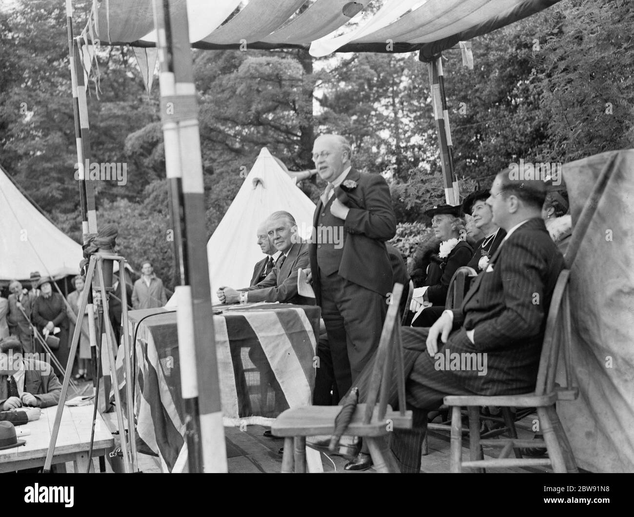 Sir Kingsley Woods , le secrétaire d'État britannique à l'Air , parle à Shooters Hill , Londres . 1939 . Banque D'Images