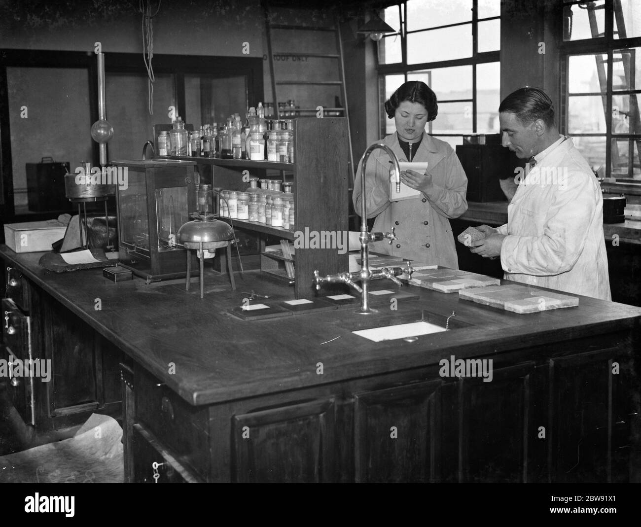 Val de travers Asphalt Company . Techniciens en laboratoire . 1938 Banque D'Images