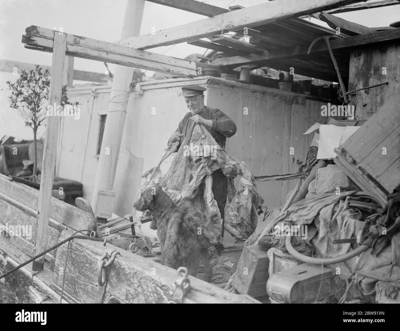 M. W Rayfield , sur la barge mocking Bird triant des chiffons à Gravesend . 1938 Banque D'Images