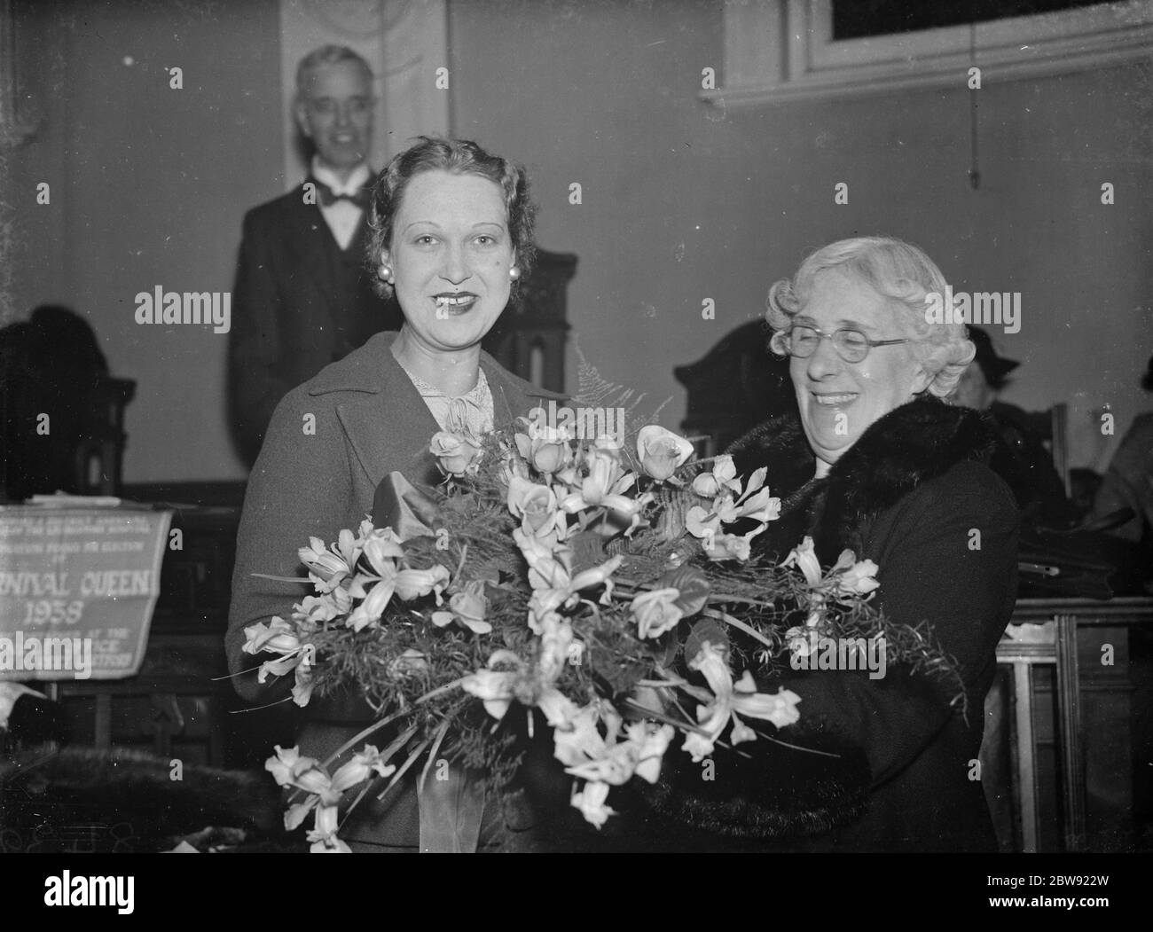 La reine du carnaval de Dartford est remise un bouquet de fleurs par la Mayoress . 6 avril 1938 Banque D'Images