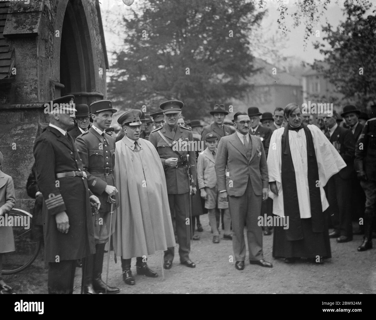 Le Reverend H Hall debout avec des représentants de l'armée britannique et étrangère après le service à Eltham pour se souvenir de ceux qui ont combattu dans la campagne de Gallipoli pendant la première Guerre mondiale . 23 avril 1938 Banque D'Images