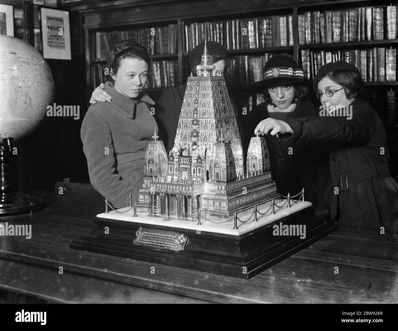 Un modèle présenté au Prince de Galles par les habitants de Bihar et Orissa en Inde est examiné par les enfants de Dartford , Kent . 1936 Banque D'Images