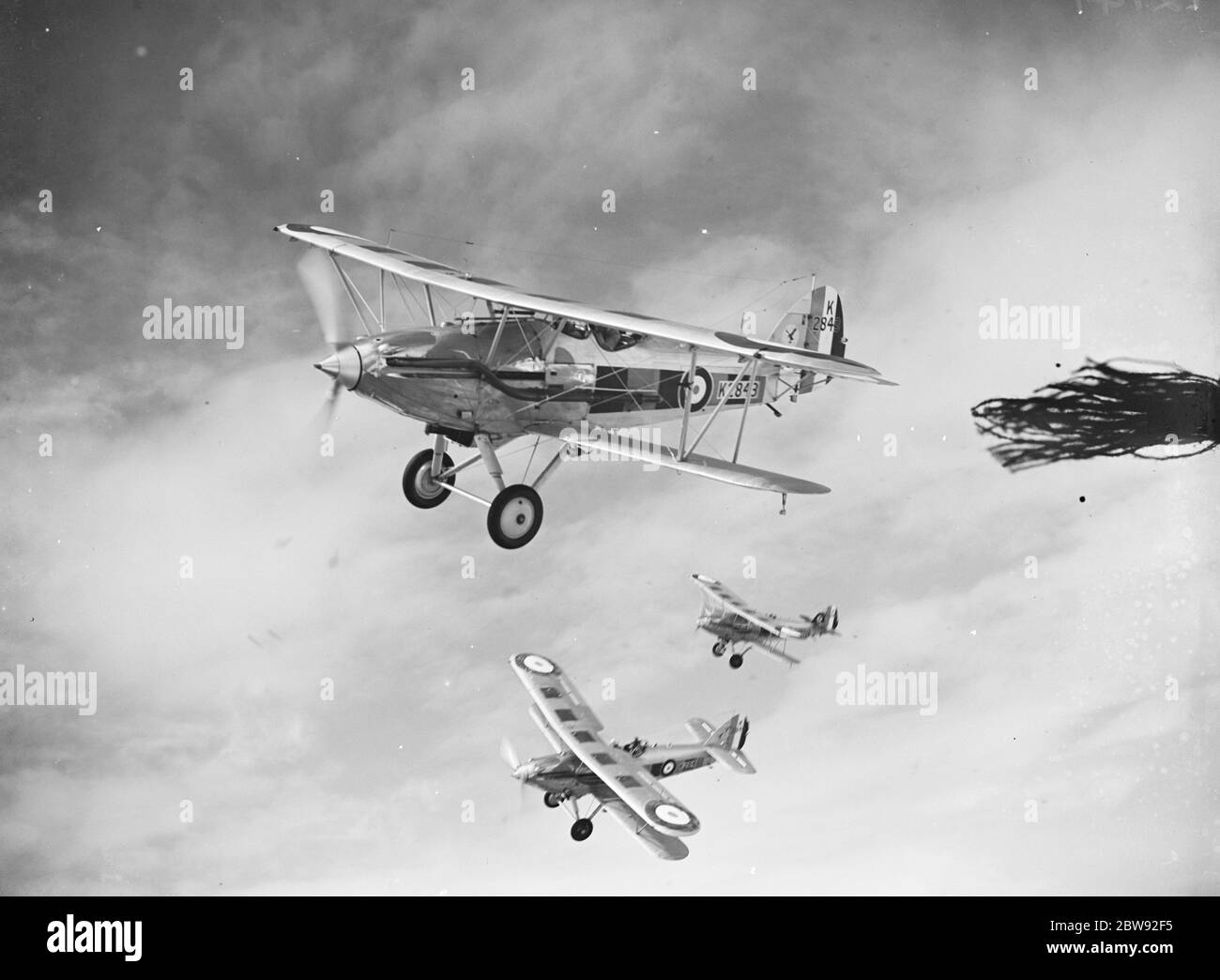 Un Hawker Daemon de la RAF du 23 e Escadron volant en formation au-dessus de la région de Medway dans le Kent . 1939 Banque D'Images