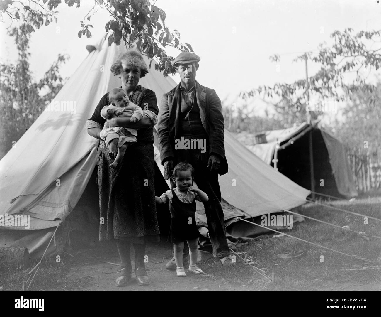 Une famille tzigane debout à l'extérieur de leur maison de tente . 1939 Banque D'Images