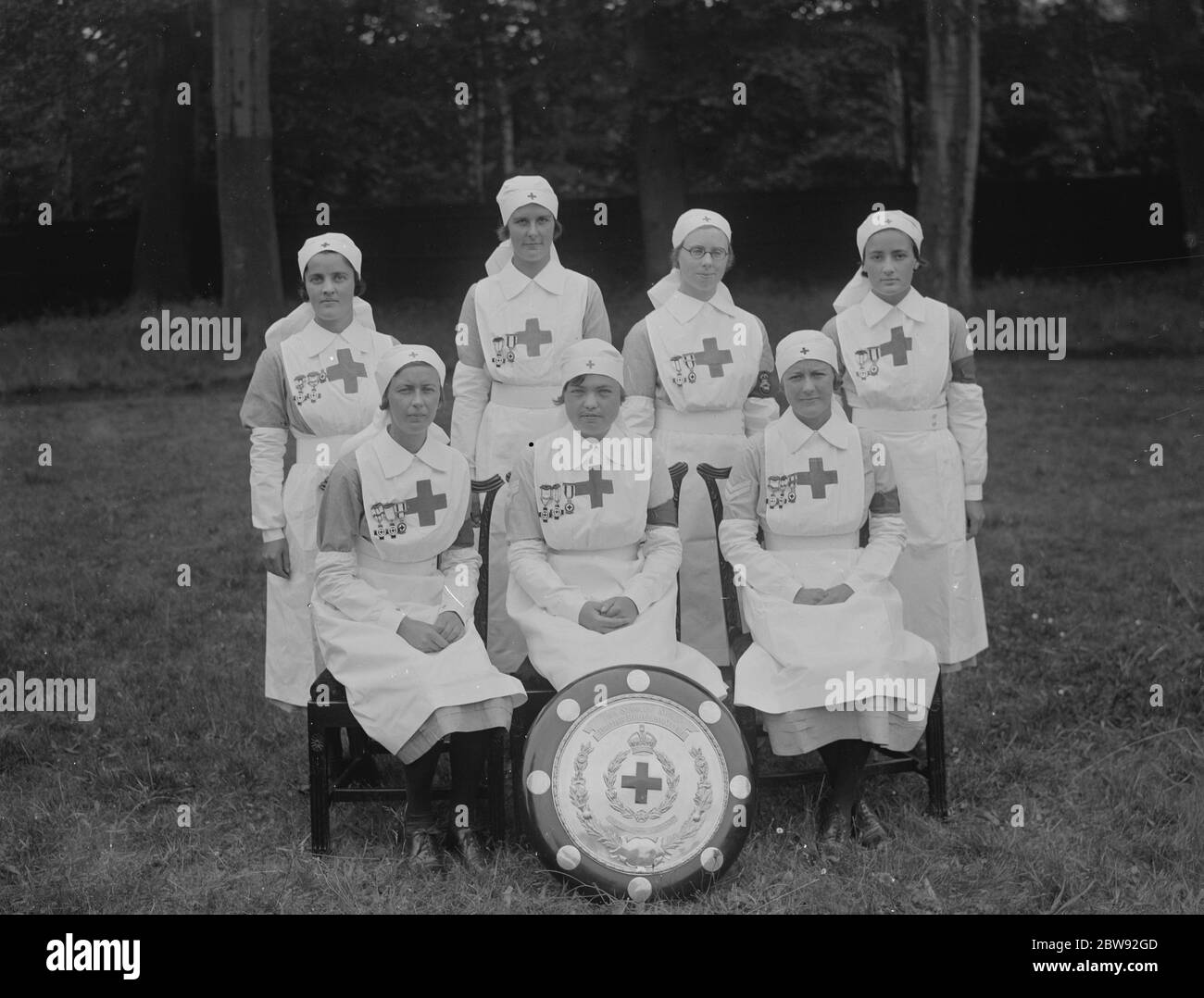 Les infirmières posent avec le Stanley Shield pour la British Red Cross Society après le prix Worcester Cadets . 1939 Banque D'Images