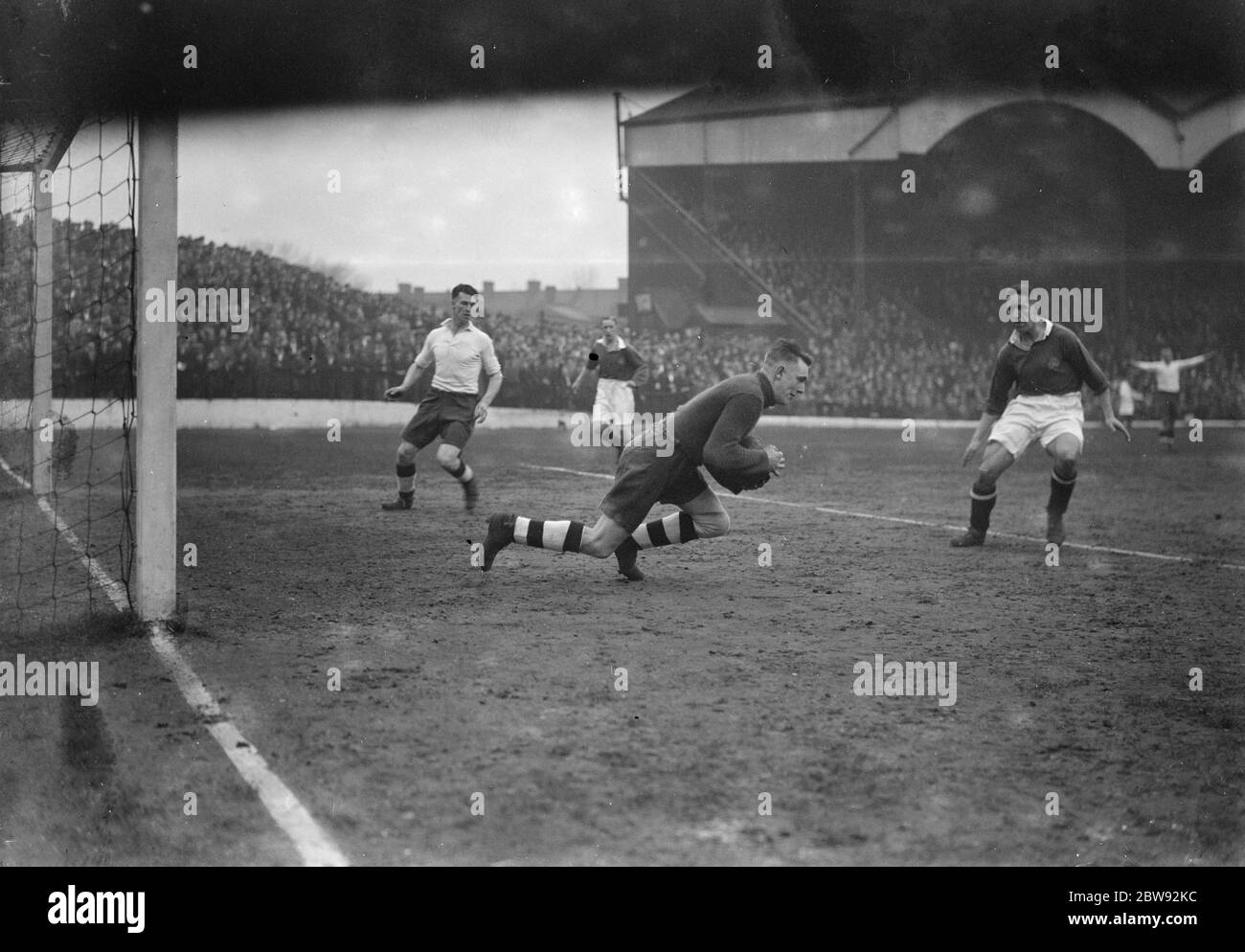 Action sur le terrain de football . Le gardien de but fait une sauvegarde . 1939 Banque D'Images