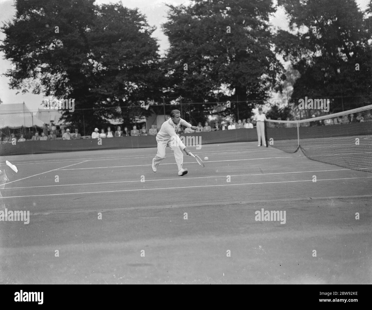 Action pendant un match de tennis simple pour hommes . Bunny Austin retourne une balle . 1939 Banque D'Images