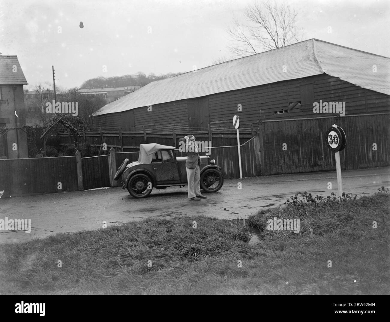 Panneaux de limitation de vitesse à Longfield , Kent . 1939 . Banque D'Images