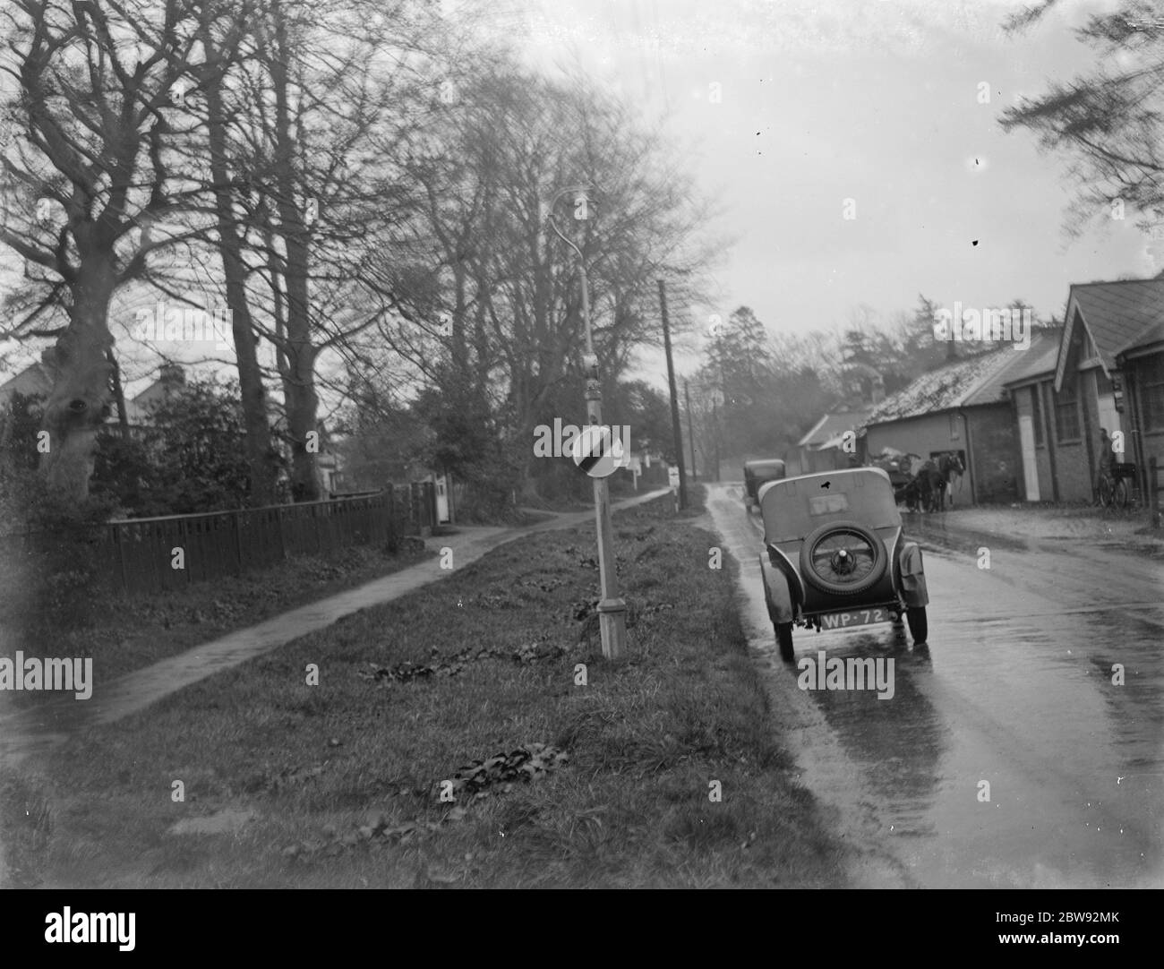 Signe de limite de vitesse nationale à Longfield , Kent . 1939 . Banque D'Images