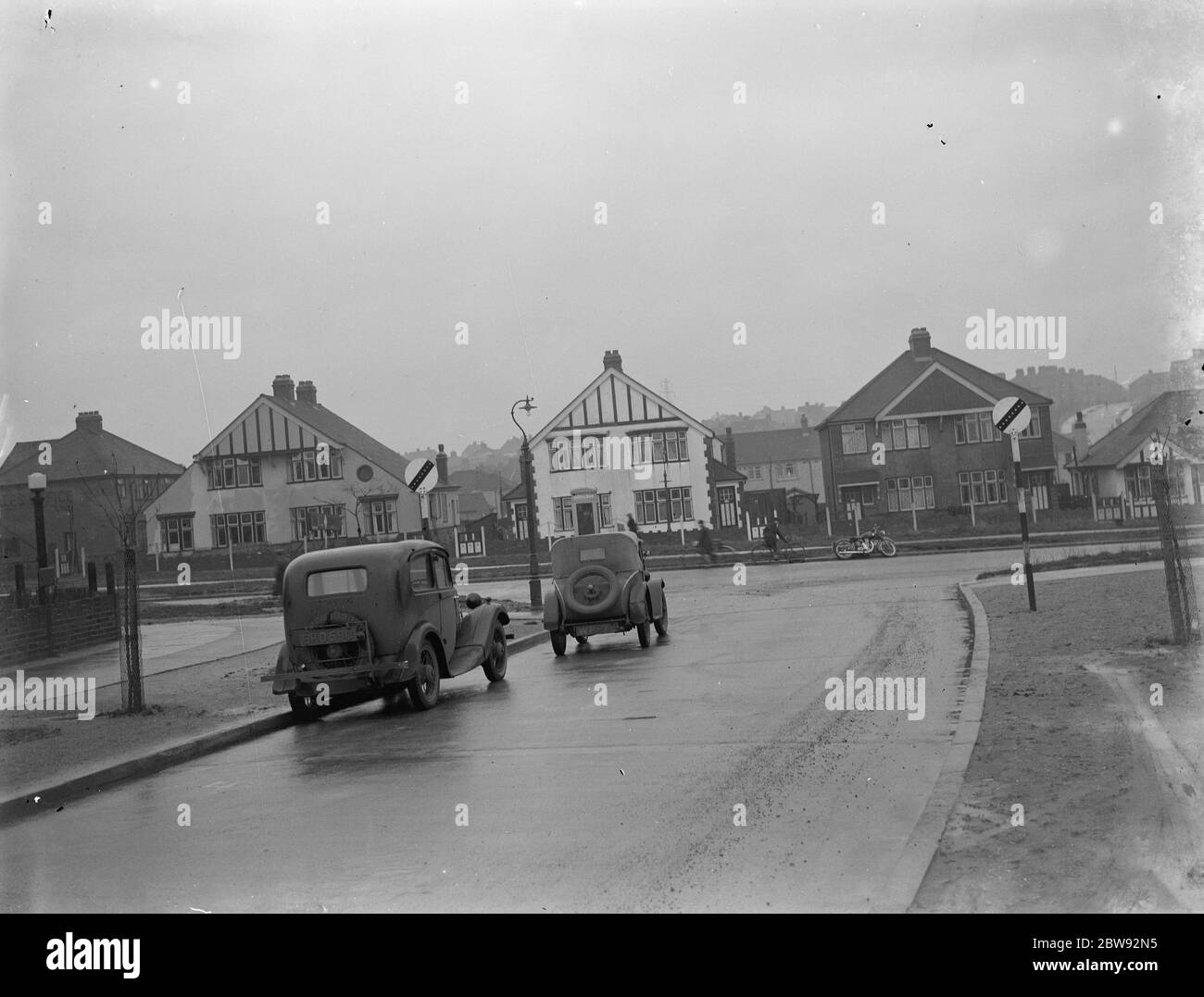 Panneaux de limitation de vitesse nationale à un carrefour en T à Rochester , Kent . 1939 . Banque D'Images