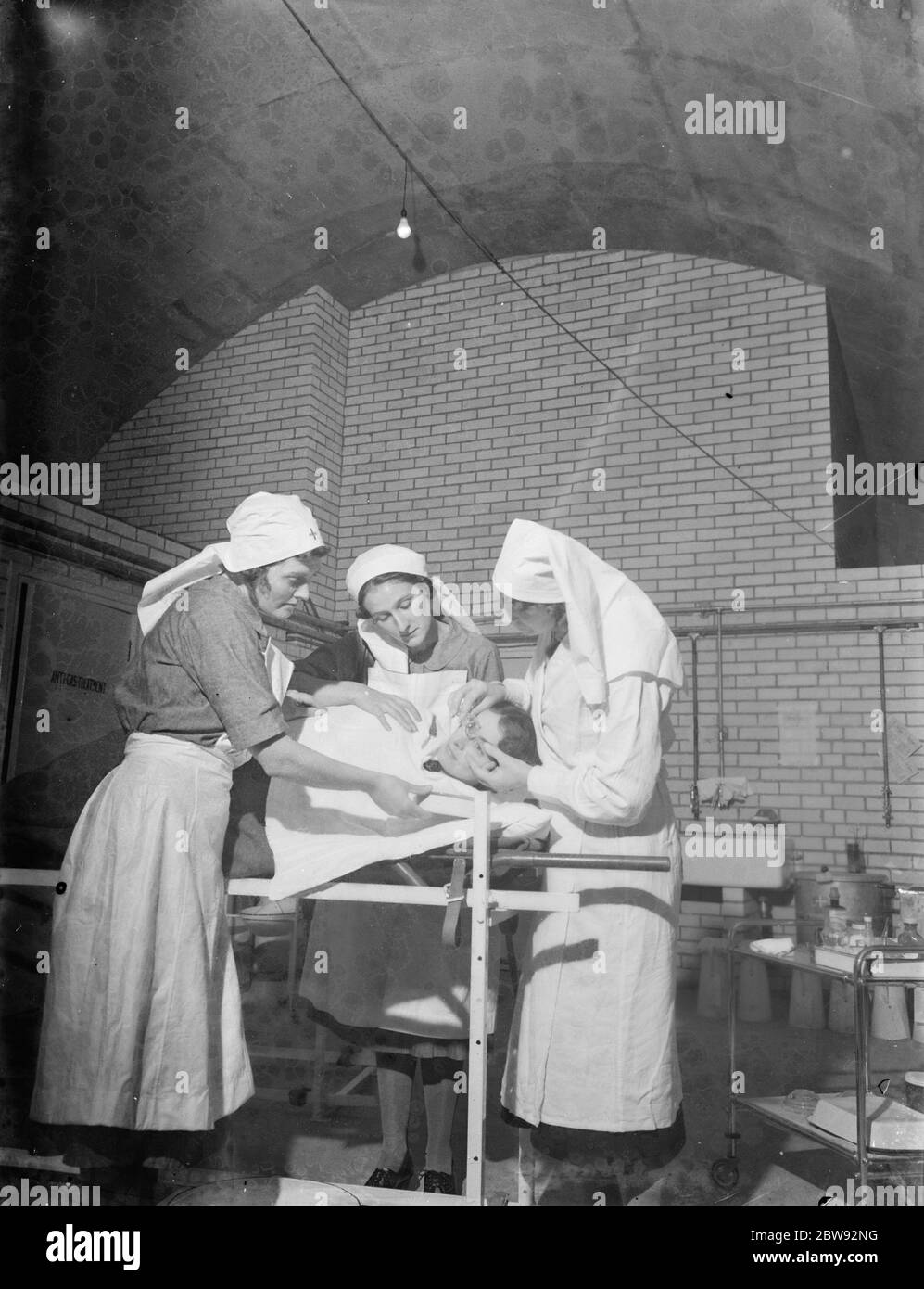Un hôpital souterrain d'urgence à Erith , Londres . Les infirmières ' effectuent ' la chirurgie oculaire pendant un exercice de formation . 1939 Banque D'Images