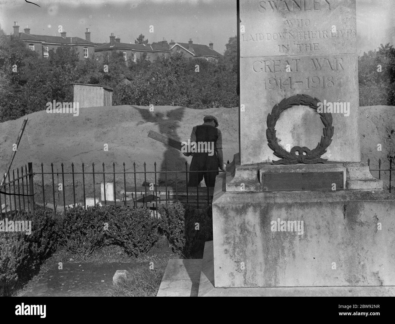 La construction d'un abri de précautions en RAID aérien sous un monument commémoratif de guerre à Swanley , dans le Kent . 1939 Banque D'Images