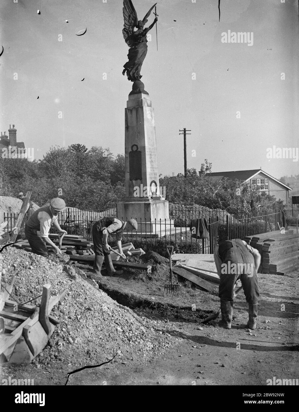 La construction d'un abri de précautions en RAID aérien sous un monument commémoratif de guerre à Swanley , dans le Kent . 1939 Banque D'Images