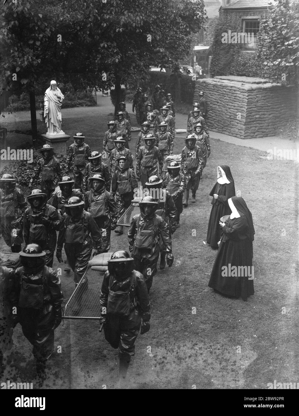Les religieuses cuisinent pour les premiers secours au couvent de Kensington , Londres . Les porteurs de civière au couvent . 1939 Banque D'Images