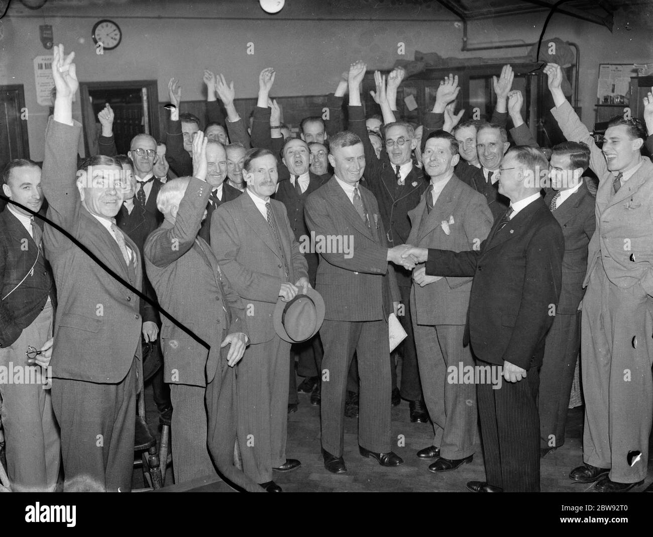 Remise de la Médaille du service impérial à Dartford , Kent . Les médailles sont présentées aux fonctionnaires qui ont terminé 25 années de service . Parmi ceux sur la photo figurent : M. Albert Edward Summers ; Alderman E R Blackman J P , le maire ; M. F C Swain , le ministre des postes ; M. Summers et M. T E Heron qui ont tous reçu la médaille . 1939 Banque D'Images